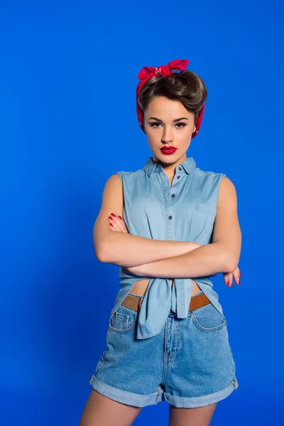 Portrait de jeune femme à la mode en pin up style vêtements isolés sur bleu — Photo de stock