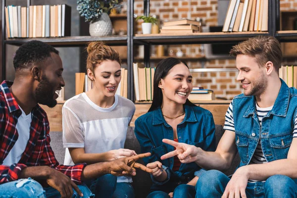 Glückliche junge multiethnische Freunde spielen Rock, Papier, Schere — Stockfoto