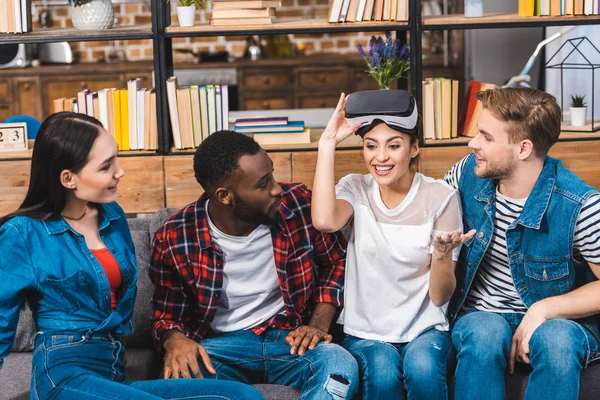 Sorrindo jovens amigos multiétnicos se divertindo com fone de ouvido realidade virtual em casa — Fotografia de Stock