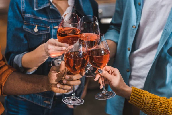 Close-up parcial recortado de amigos batendo copos de vinho juntos — Fotografia de Stock