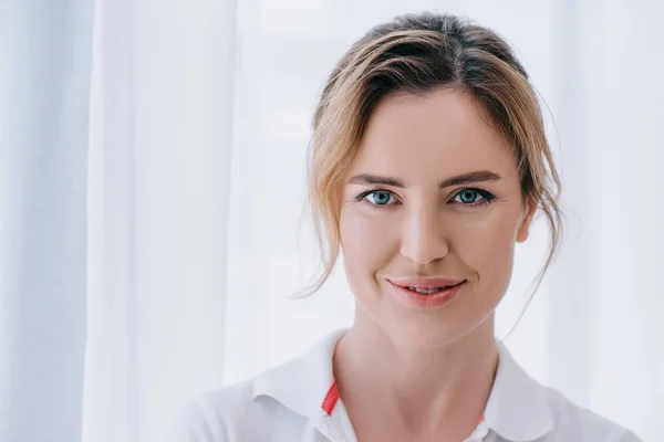 Primer plano retrato de atractiva mujer adulta sonriendo a la cámara - foto de stock