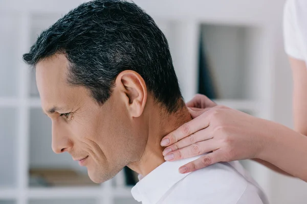 Close-up tiro de homem de negócios com massagem de escritório de pescoço — Fotografia de Stock