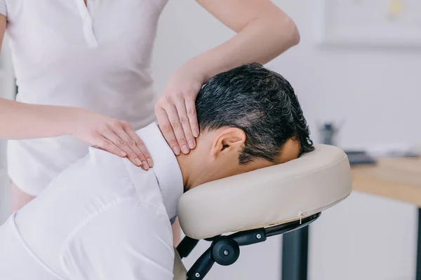 Primer plano de masajista haciendo masaje de cuello para hombre de negocios — Stock Photo