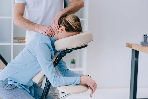 Massage im Büro — Stockfoto