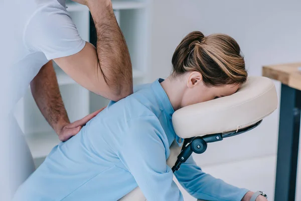 Masseur doing seated massage for businesswoman — Stock Photo