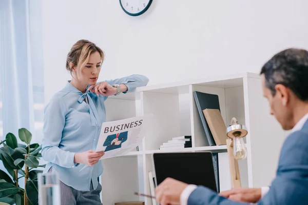 Succès entrepreneurs adultes travaillant ensemble au bureau moderne — Photo de stock