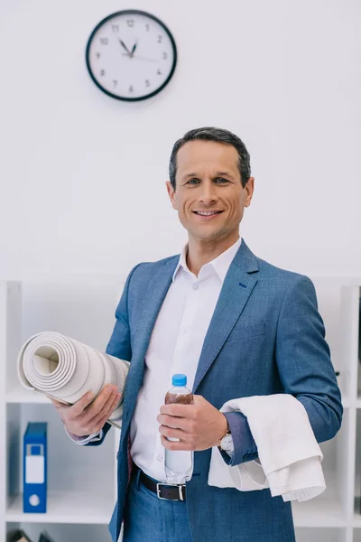 Handsome mature businessman with yoga equipment at office — Stock Photo