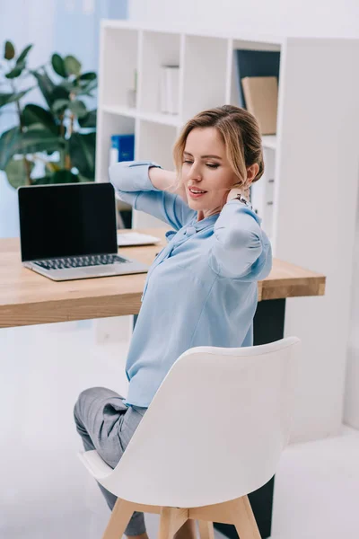 Atractiva mujer de negocios haciendo giro lateral en el lugar de trabajo - foto de stock