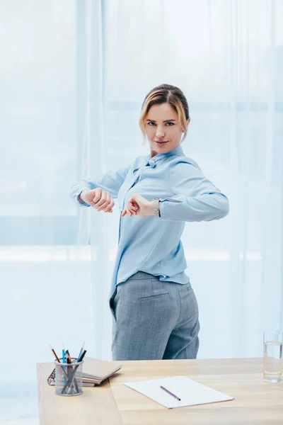 Вид ззаду красивої бізнес-леді робить ранкову гімнастику в офісі — стокове фото