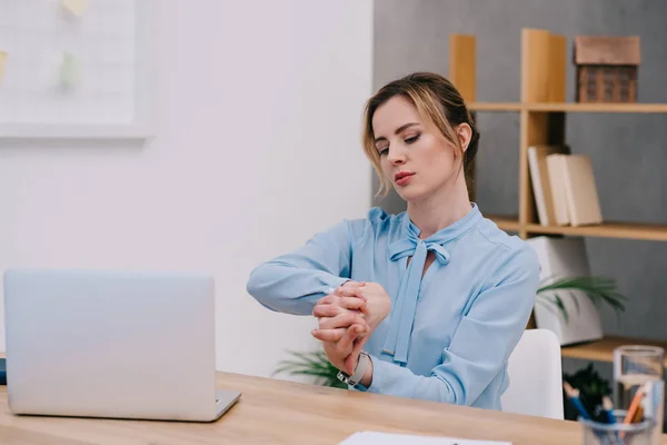 Attraktive Geschäftsfrau streckt am Arbeitsplatz im Büro die Hände aus — Stockfoto