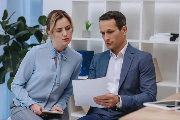 Geschäftsleute besprechen Vertrag gemeinsam im Büro — Stockfoto