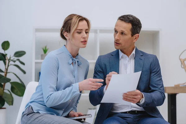 Selbstbewusste Geschäftsleute erledigen gemeinsam Papierkram im Büro — Stockfoto