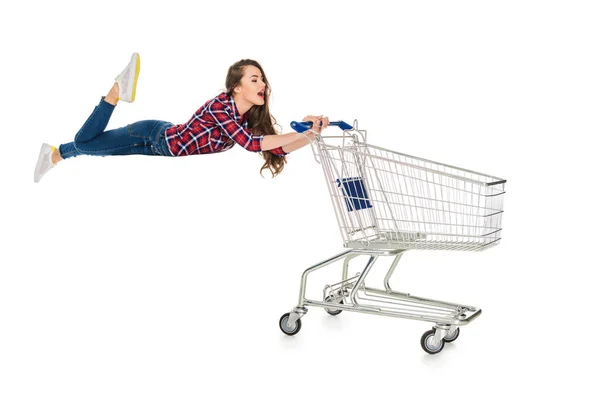 Jovem levitando com carrinho de compras vazio isolado em branco — Fotografia de Stock