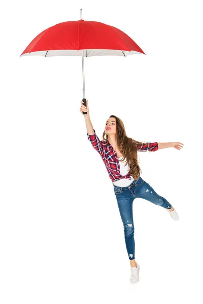 Bela jovem segurando guarda-chuva vermelho isolado no branco — Fotografia de Stock