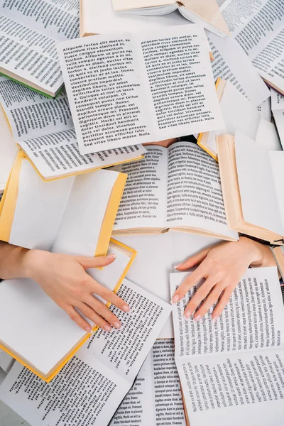 Mains et livres féminins, concept de lecture et d'éducation — Photo de stock