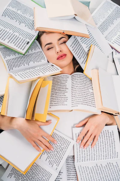 Mädchen mit geschlossenen Augen und Büchern, Lesekonzept — Stockfoto