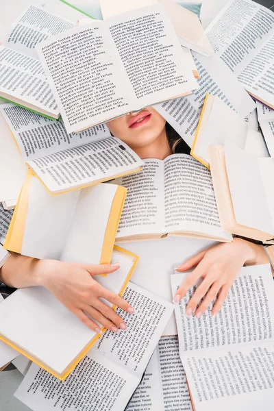 Mujer joven con libros arriba, concepto de educación - foto de stock