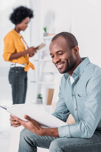 Couple afro-américain lecture de livres à la maison — Photo de stock