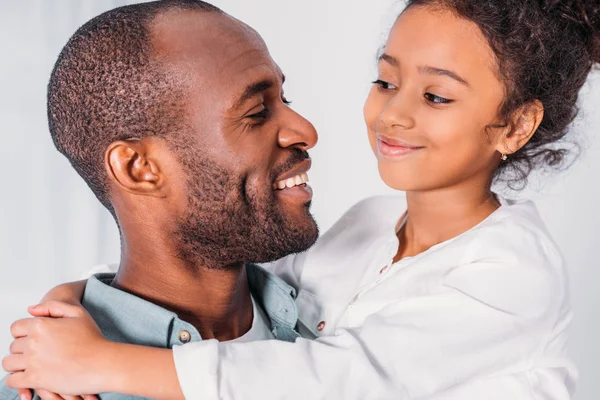 Felice afro-americano padre e figlia guardando l'un l'altro — Foto stock
