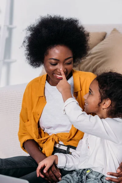 Afrikanisch amerikanisch mutter und tochter having fun at home — Stockfoto