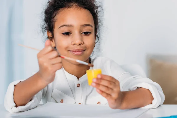 Adorabile ragazzo afro-americano mettere pennello in vernice poster — Foto stock