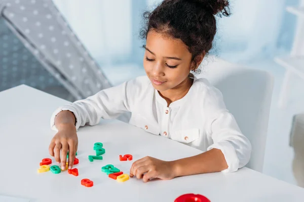 Adorável criança afro-americana aprendendo números em casa — Fotografia de Stock