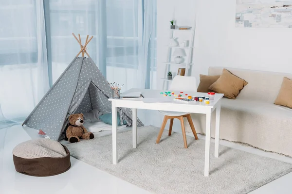 Peintures d'affiche et aquarelle sur la table dans la chambre — Photo de stock