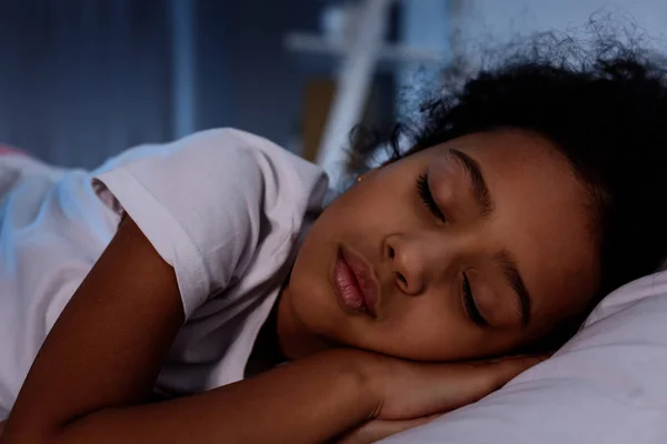 Entzückende afrikanisch-amerikanische Kind schlafen im Bett zu Hause — Stockfoto