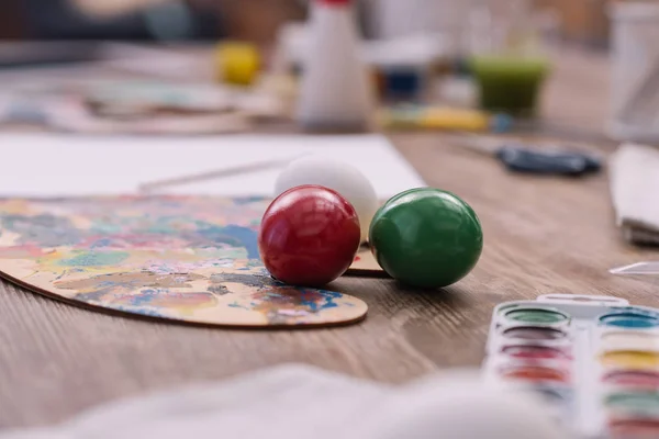 Uova di Pasqua dipinte su tavolo di legno — Foto stock