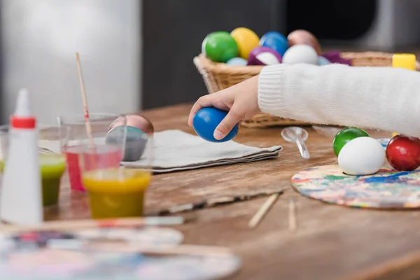 Immagine ritagliata di bambino africano americano con uovo di Pasqua dipinto blu — Foto stock