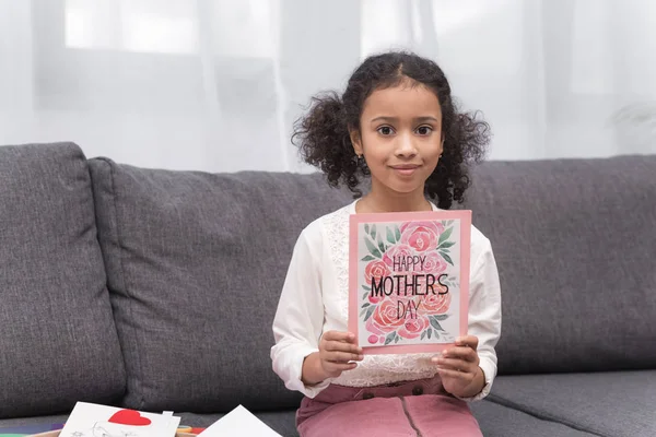 Afrikanisch-amerikanisches Kind zeigt Grußkarte zum Muttertag — Stockfoto