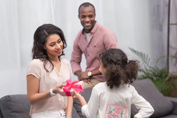 African american daughter presenting gifts to mother on mothers day — Stock Photo