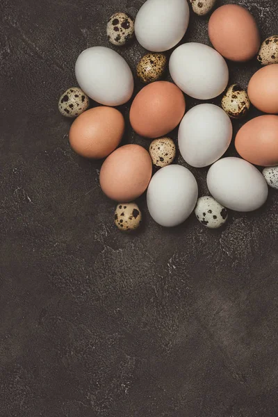 Vista superior de huevos de pollo y codorniz en la mesa - foto de stock