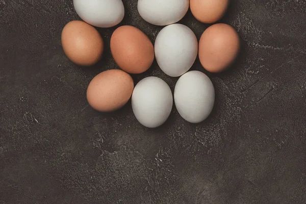 Top view of white and brown chicken eggs on table — Stock Photo