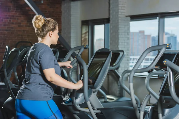 Overweight woman doing cardio training at gym — Stock Photo