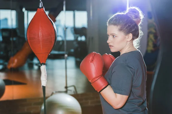 Mujer con sobrepeso teniendo entrenamiento de boxeo en el gimnasio - foto de stock