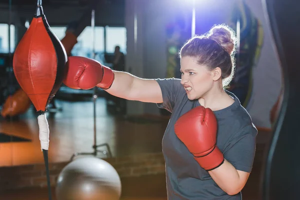 Mujer con sobrepeso teniendo entrenamiento de boxeo en el gimnasio - foto de stock