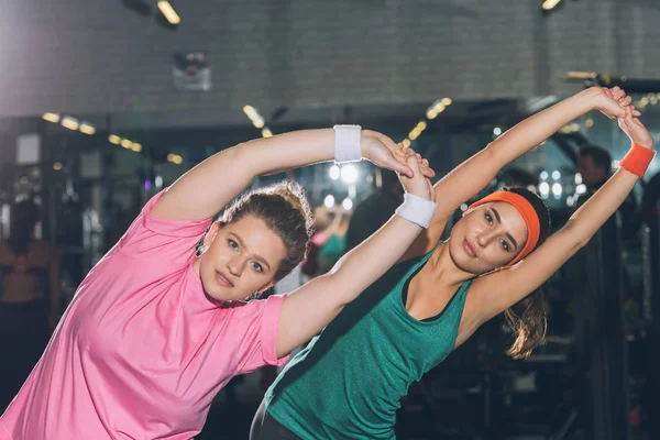 Женщины в спортзале делают упражнения на растяжку — стоковое фото