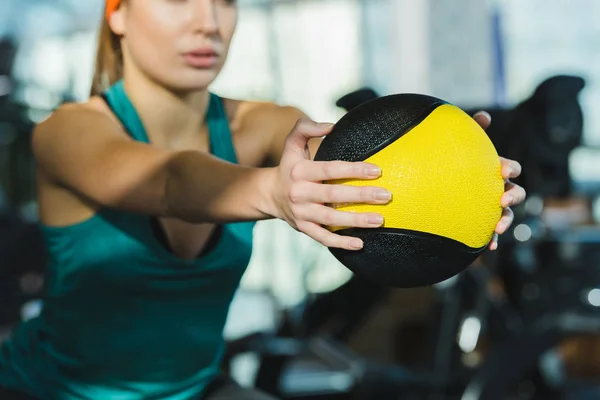 Ausgeschnittenes Bild einer sportlichen Frau, die im Fitnessstudio mit Medizinball trainiert — Stockfoto