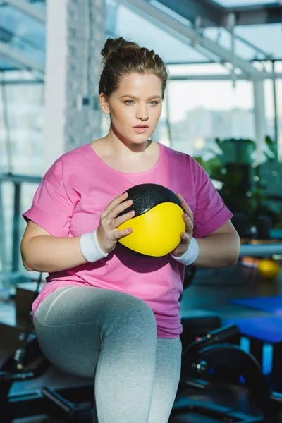 Надмірна вага жінка тренується з медичним м'ячем у спортзалі — стокове фото