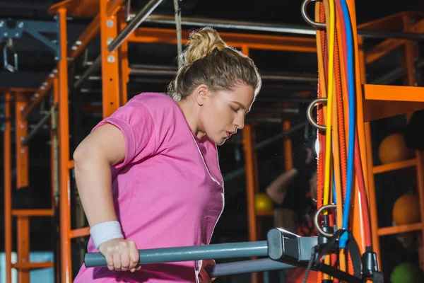 Entrenamiento de mujer con sobrepeso en vigas en el gimnasio - foto de stock