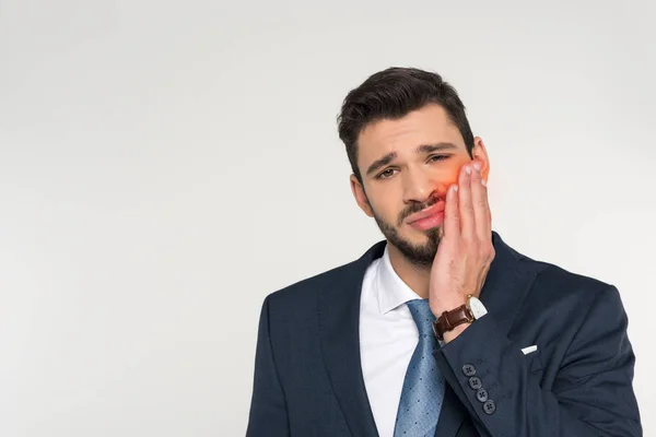 Jungunternehmer mit Zahnschmerzen blickt isoliert auf graue Kamera — Stockfoto