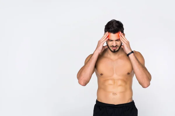 Hemdloser junger sportlicher Mann mit Kopfschmerzen isoliert auf weiß — Stockfoto