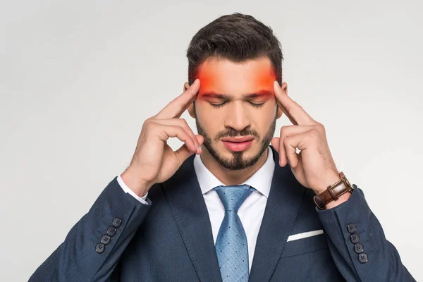 Jovem empresário elegante que sofre de dor de cabeça isolado em cinza — Fotografia de Stock