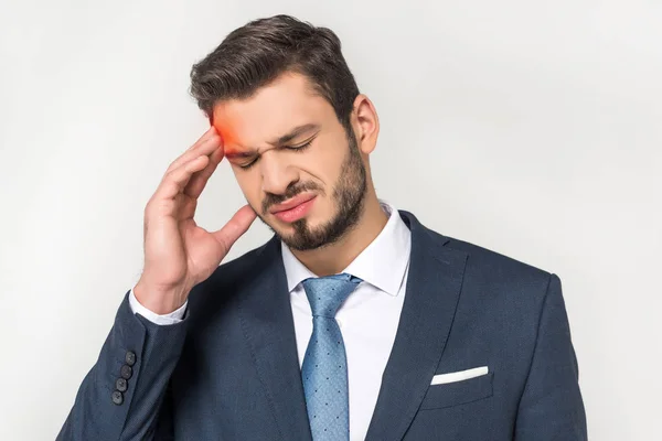 Giovane uomo d'affari che soffre di mal di testa isolato su grigio — Foto stock