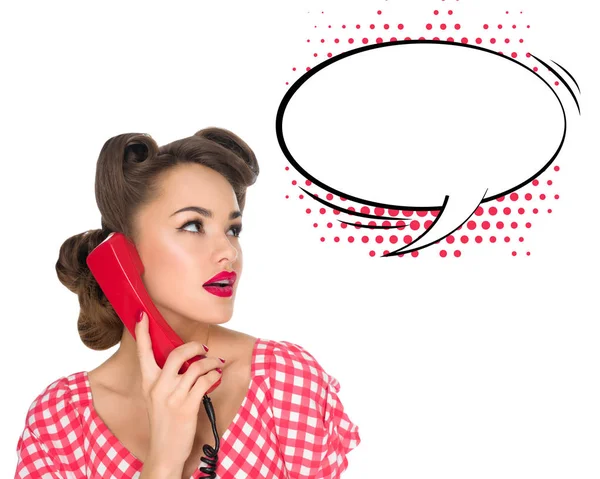 Retrato de pin-up mujer hablando por teléfono viejo con burbuja de habla vacía aislada en blanco - foto de stock