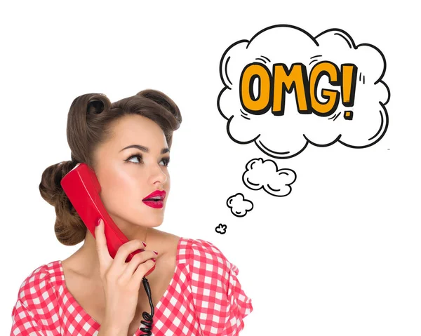 Portrait de pin up femme parler sur vieux téléphone avec bande dessinée omg signe isolé sur blanc — Photo de stock