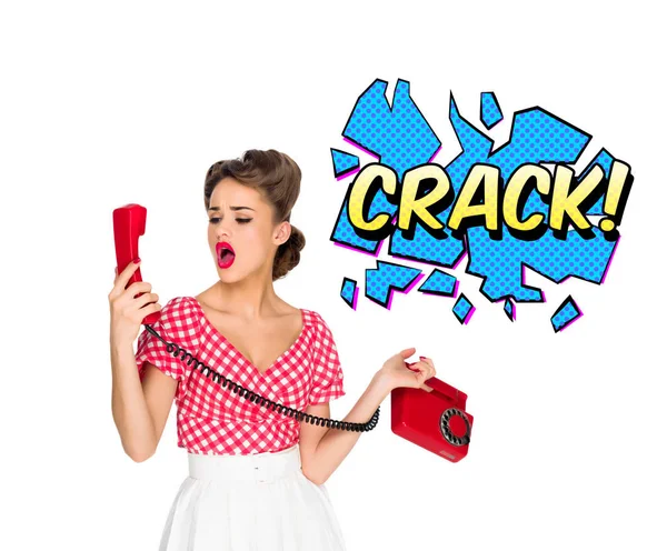Retrato de pin up mulher falando no telefone antigo com sinal de crack estilo cômico isolado no branco — Fotografia de Stock