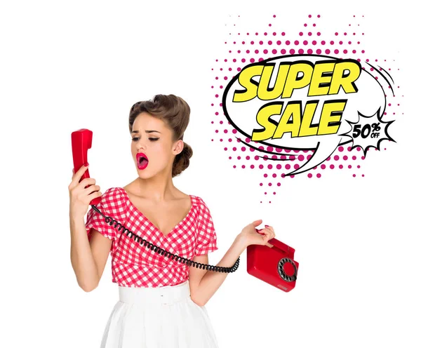 Портрет пин-ап женщина разговаривает по старому телефону с супер продажи речи пузырь изолирован на белом — стоковое фото