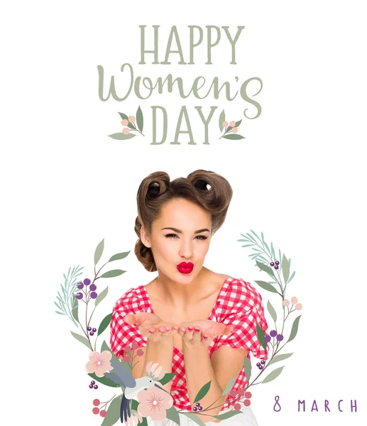 Feliz día de las mujeres tarjeta de felicitación con mujer atractiva en ropa de estilo retro soplado beso aislado en blanco - foto de stock